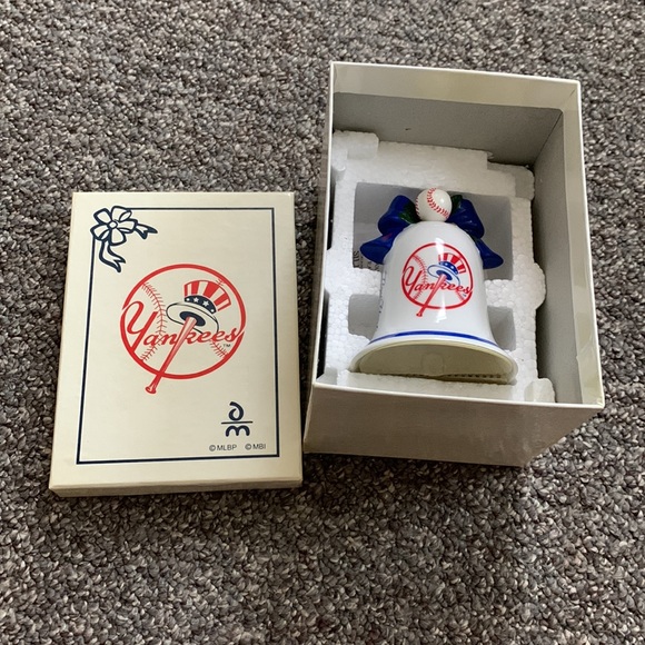 New York Yankee bell ornament 2004 - Picture 8 of 8
